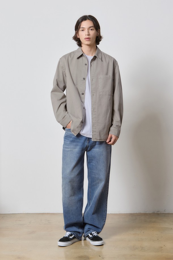 데님 가먼트 다잉 포켓 셔츠 베이지 K5는 남성용 셔츠입니다. 베이직하고 캐주얼한 스타일의 릴랙스 핏으로, 봄, 가을에 착용하기 좋습니다. 면과 데님 혼방 소재로 제작되었으며, 바이오 워싱 처리와 가먼트 다잉 기법을 통해 빈티지한 컬러감을 살렸습니다. 차이나 칼라에 긴 소매, 원포켓 디자인으로 실용성을 더했으며, 동네 마실룩이나 카페룩에 잘 어울립니다. 캐주얼, 클래식, 미니멀 스타일을 선호하는 분들께 추천합니다.
