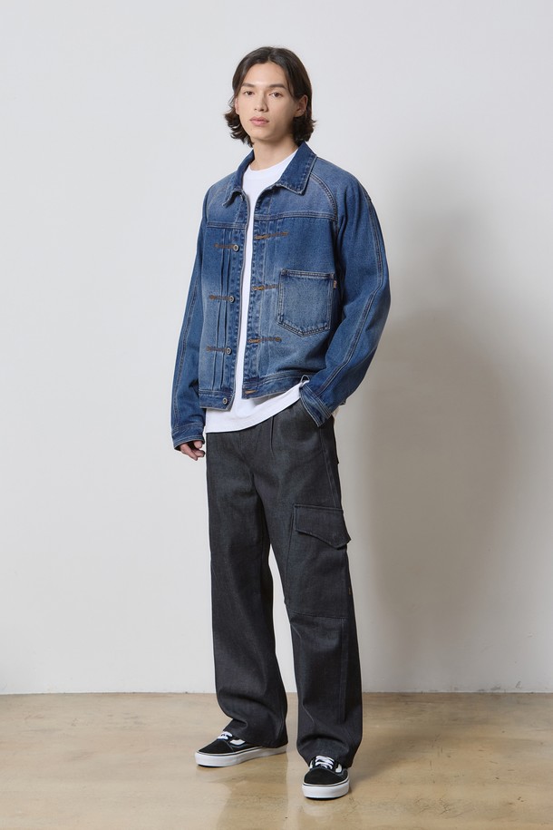 **데님 라글란 슬리브 재킷 인디고 K5**는 클래식과 캐주얼 무드를 동시에 연출하는 남성용 데님 재킷입니다. 릴랙스 핏과 중간 두께감으로 편안한 착용감을 제공하며, 봄, 가을에 활용하기 좋습니다. 인디고 컬러의 무지 디자인으로 다양한 데이트룩 스타일을 소화할 수 있으며, 사이드 지퍼, 앞면 더블 플리츠, 뒷면 플리츠, 라글란 슬리브 디자인 등의 디테일이 특징입니다. 버튼 여밈 방식으로 간편하게 착용할 수 있는 크롭 기장의 데님 재킷입니다. 미니멀한 스타일을 선호하는 분들께 추천합니다.
