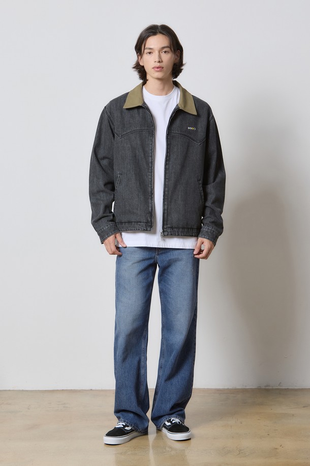 ## 데님 집업 워크 재킷 블랙 K5

캐주얼과 빈티지 무드를 동시에 느낄 수 있는 남성 데님 재킷입니다. 봄, 가을 간절기에 활용하기 좋은 중간 두께감의 워싱된 데님 소재로 제작되었습니다. 릴랙스 핏으로 편안한 착용감을 선사하며, 일상과 데이트룩에 모두 잘 어울립니다. 투웨이 지퍼, 옥스포드 원단 칼라 디테일, 사선 핸드 포켓, 빈티지 워싱 마감 등 섬세한 디테일이 돋보입니다. 크롭 기장과 긴 소매 디자인으로 스타일리시함을 더했습니다.
