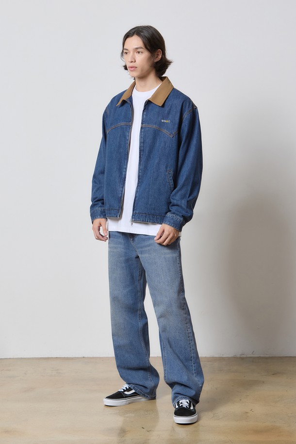 '데님 집업 워크 재킷 딥 블루 K5'는 빈티지하고 캐주얼한 스타일을 즐기는 남성을 위한 아우터입니다. 딥 블루 컬러에 무지 패턴으로 어떤 옷에도 쉽게 매치할 수 있으며, 봄, 가을에 입기 적합합니다. 릴랙스 핏으로 편안한 착용감을 제공하며, 허리까지 오는 레귤러 기장입니다. 투웨이 지퍼, 옥스포드 원단 칼라 배색, 사선 핸드포켓, 빈티지 워싱 디테일이 돋보입니다. 데이트룩과 워크웨어 스타일을 연출하기에 좋습니다.
