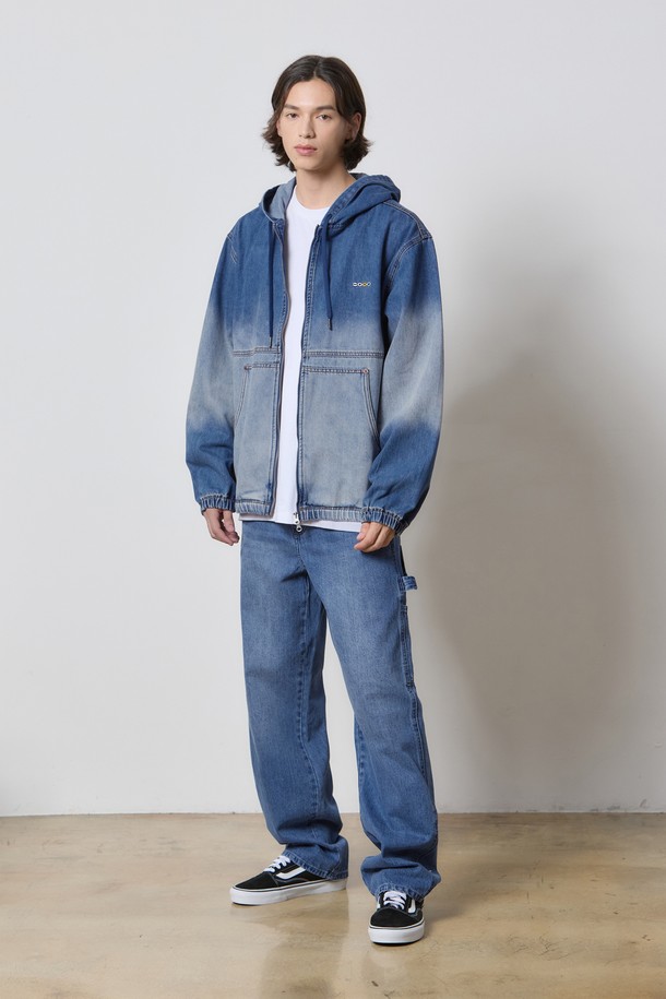 데님 후드 점퍼 미디엄 블루 K5는 캐주얼, 스트릿 스타일을 즐기는 남녀 모두에게 적합한 아우터입니다. 워싱과 그라데이션 패턴이 돋보이는 미디엄 블루 컬러의 데님 소재 후드 점퍼로, 봄, 가을 시즌에 착용하기 좋습니다. 릴랙스 핏으로 편안한 착용감을 선사하며, 투웨이 지퍼 디테일과 립 디테일 소매단 및 밑단으로 포인트를 더했습니다. 데이트룩, 가을 나들이룩 등 다양한 TPO에 활용할 수 있으며, 미니멀한 스타일까지 소화 가능한 매력적인 아이템입니다.
