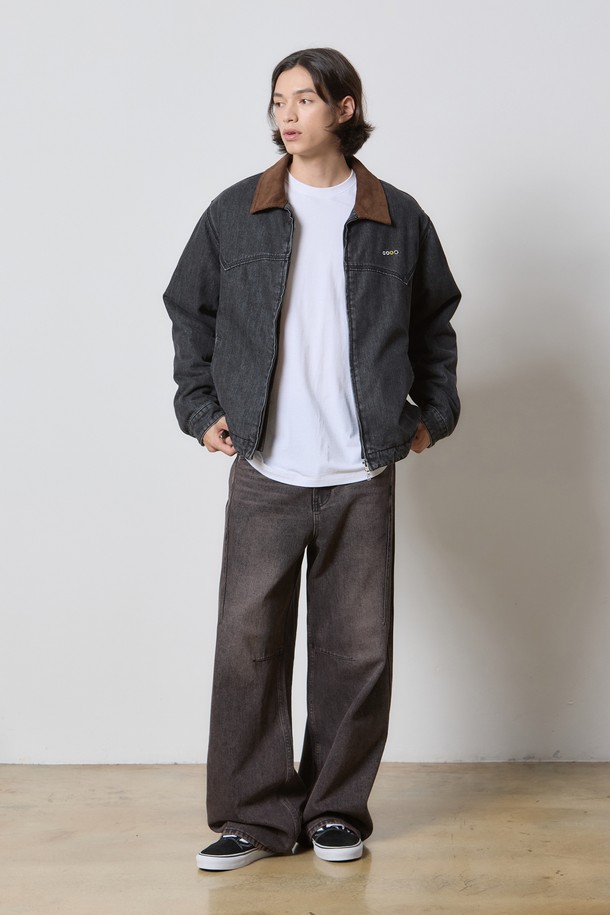 데님 투피스 집업 워크 재킷 블랙 K5는 남성용 아우터로, 캐주얼하고 베이직한 스타일을 연출합니다. 봄, 가을, 겨울 세 계절 모두 착용 가능하며, 일상, 겨울 데일리룩, 출근룩에 적합합니다. 블랙 컬러의 무지 패턴에 레귤러핏으로 제작되었으며, 크롭 기장의 상의와 긴 소매가 특징입니다. 워크 재킷 스타일의 두꺼운 데님 소재로, 투웨이 지퍼, 빈티지 워싱, 코듀로이 칼라, 탈부착 가능한 퀼팅 이너, 3oz 퀼팅 디테일이 돋보입니다. 미니멀하고 워크웨어 무드를 더하며, 캐주얼한 스타일을 완성합니다.
