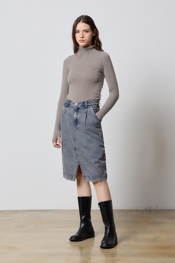 인디고 컬러의 데님 턱 빈티지 미디 스커트 INDIGO F5입니다. 봄, 가을에 어울리는 A라인 핏의 여성 데님 미디스커트로, 캐주얼과 빈티지 스타일을 연출할 수 있습니다. 턱 디테일과 프론트 슬릿 디테일, 무릎 기장의 디자인이 특징이며, 빈티지 워싱으로 자연스러운 멋을 더했습니다. 데이트룩, 쇼핑룩 등 다양한 TPO에 활용 가능하며, 캐주얼, 클래식, 미니멀 스타일을 즐겨 입는 분들께 추천합니다.
