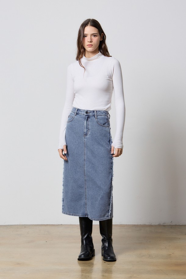 데님 프린지 H 라인 스커트 블루 F5는 캐주얼한 스타일을 연출하기 좋은 여성용 데님 스커트입니다. 봄, 여름, 가을 시즌에 착용하기 좋으며, 일상에서의 편안한 착용을 돕습니다. 허리 뒷면 밴딩 처리로 편안함을 더하고, 사이드 컷 라인과 프린지 디테일이 디자인의 포인트를 살립니다. H라인 핏과 미디 길이로 세련된 실루엣을 선사하며, 무지 디자인으로 다양한 상의와 쉽게 매치할 수 있습니다. 동네 마실룩, 쇼핑룩, 카페룩 등 다양한 TPO에 활용 가능하며, 캐주얼, 미니멀, 클래식 스타일을 즐겨 입는 분들께 추천합니다.
