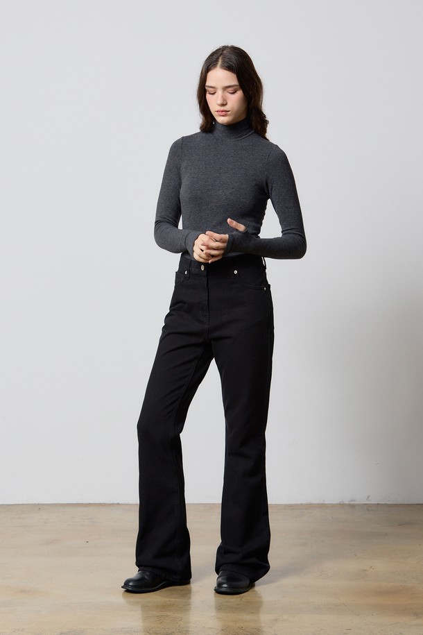 블랙 색상의 DENIM LONG FLARE JEANS F5는 사계절 내내 활용하기 좋은 데님 팬츠입니다. 베이직한 스타일로 데이트룩, 쇼핑룩 등 다양한 TPO에 매치하기 좋습니다. 논스판 데님 소재에 맥시 플레어 실루엣으로 시크하고 클래식한 무드를 연출합니다. 무릎부터 밑단까지 슬림하게 떨어지는 부츠컷 핏으로 다리가 길어 보이는 효과를 줍니다. 뻣뻣한 촉감과 두꺼운 두께감으로 안정감 있는 착용감을 선사합니다.
