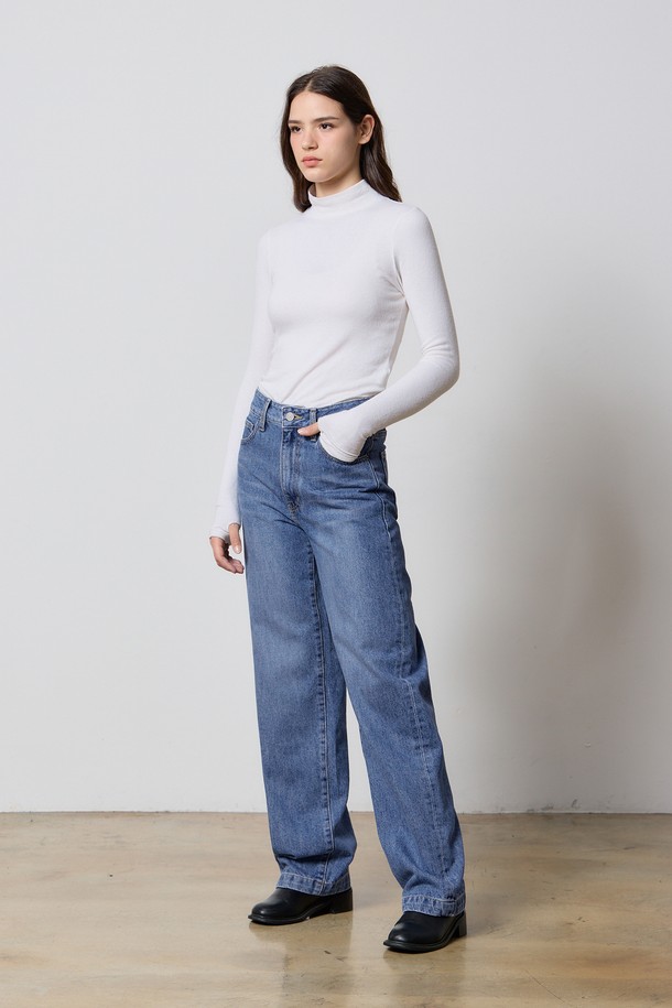 "데님 베이직 세미 와이드 팬츠 인디고 F5"는 여성의 일상 캐주얼 스타일을 위한 데님 팬츠입니다. 봄, 가을에 어울리는 두꺼운 두께감의 면 데님 소재로 제작되어, 뻣뻣한 촉감이 특징입니다. 세미 와이드핏과 스트레이트 레그 디자인이 다리 라인을 길어 보이게 하며, 베이직한 디자인으로 다양한 스타일링에 활용하기 좋습니다. 인디고 컬러와 무지 패턴은 미니멀하고 클래식한 느낌을 줍니다.