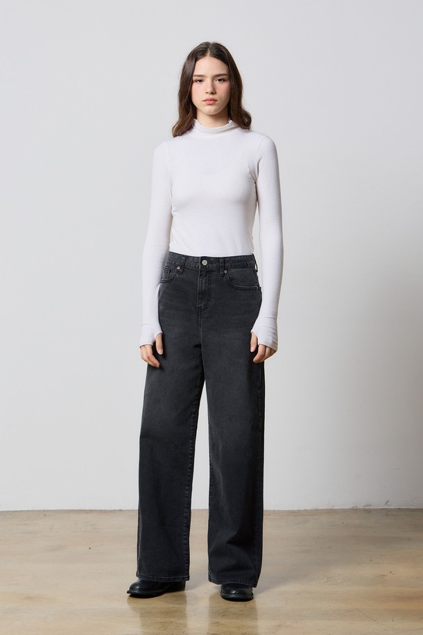 워싱 블랙 컬러의 데님 와이드 스트레이트 팬츠입니다. 면 98%, 폴리우레탄 2% 혼방 소재로 제작되어 편안한 착용감을 선사하며, 사계절 내내 활용 가능합니다. 캐주얼, 베이직 스타일 연출에 적합하며, 와이드핏과 스트레이트 핏으로 편안하면서도 멋스러운 핏을 제공합니다. 스트레치 소재로 활동성을 높였으며, 워싱 가공을 통해 자연스러운 분위기를 더했습니다. 일상에서 편안하게 즐겨 입을 수 있는 데님 팬츠입니다.
