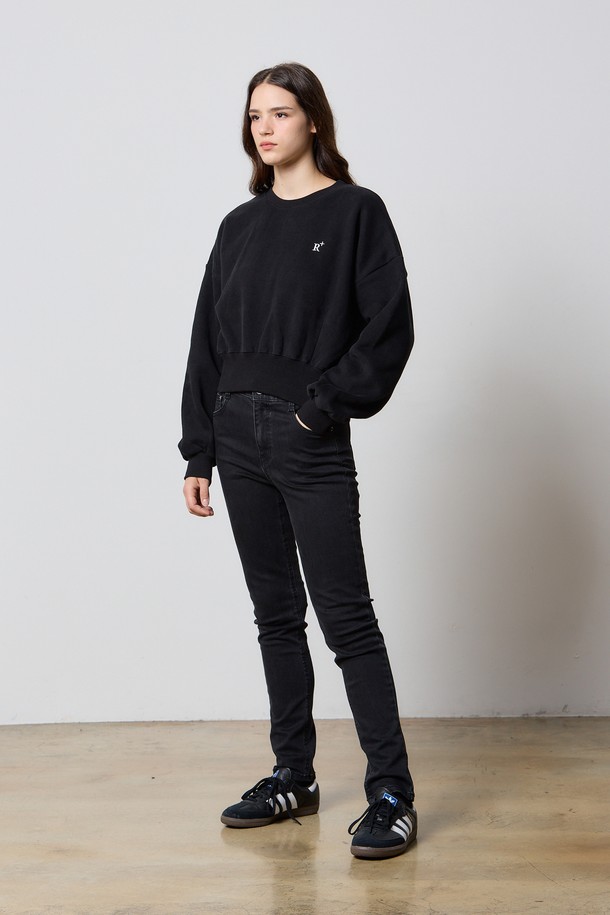 DENIM SLIM FIT JEGGINGS PANTS BLACK F5는 세컨레터 콜라보레이션으로 제작된 여성용 블랙 컬러의 데님 슬림핏 제깅스 팬츠입니다. 일상 및 캐주얼 룩에 적합하며, 사계절 모두 착용 가능합니다. 데님, 면, 폴리우레탄 혼방 소재로 제작되어 편안한 착용감을 제공하며, 뒷밴딩 디테일이 특징입니다. 슬림핏 디자인으로 다리 라인을 더욱 돋보이게 하며, 데이트룩, 쇼핑룩 등 다양한 TPO에 활용할 수 있습니다. 캐주얼, 미니멀, 클래식 스타일을 즐겨 입는 분들께 추천합니다.
