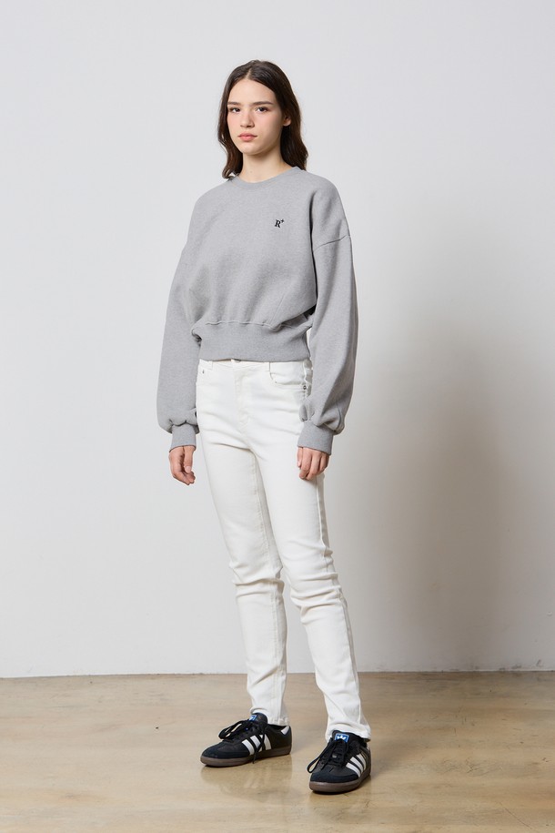 DENIM SLIM FIT JEGGINGS PANTS WHITE F5는 여성용 데님 팬츠입니다. 캐주얼하고 미니멀한 스타일로, 봄, 여름, 가을에 착용하기 적합합니다. 슬림핏으로 다리 라인을 살려주며, 신축성 있는 데님, 면, 폴리우레탄 혼방 소재로 편안한 착용감을 제공합니다. 허리 밴딩과 제깅스 스타일로 활동성을 더했으며, 동네 마실룩이나 쇼핑룩에 잘 어울립니다. 무지 디자인의 화이트 컬러로 다양한 상의와 매치하기 용이합니다.
