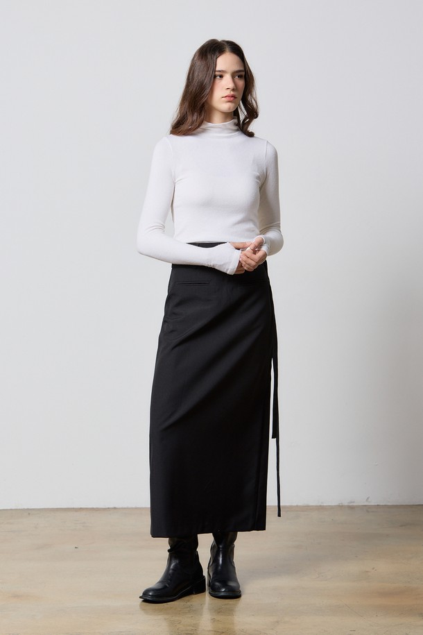 울 프론트 포켓 벨트 롱 스커트 블랙 F5는 여성용 롱 스커트로, 가을과 겨울에 어울리는 제품입니다. 미니멀하고 클래식한 스타일을 연출하며, H라인 핏과 무지 패턴으로 깔끔한 실루엣을 선사합니다. 두꺼운 울과 폴리에스터 혼방 소재로 제작되어 뻣뻣한 촉감을 가지며, 벨트 디테일과 앞면 포켓이 특징입니다. 사이즈 조절이 가능하며, 뒷면 플리츠 스티치와 안감이 있어 편안하게 착용할 수 있습니다. 오피스룩, 출근룩, 겨울 데일리룩 등 다양한 TPO에 활용하기 좋은 아이템입니다.
