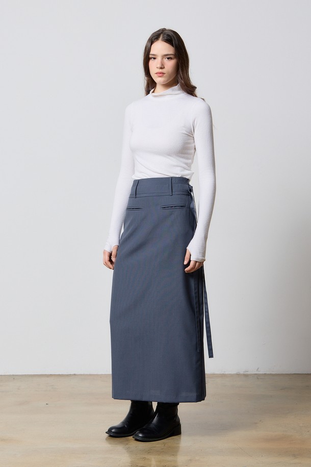 WOOL FRONT POCKET BELT LONG SKIRT BLUE F5 (울 프론트 포켓 벨트 롱 스커트 블루 F5)는 가을, 겨울 시즌에 어울리는 여성 롱스커트입니다. 울과 폴리에스테르 혼방 소재로 제작되어 부드러운 촉감과 두꺼운 두께감을 자랑합니다. H라인의 레귤러핏으로, 베이직하고 클래식한 스타일을 연출하며, 앞면 포켓과 벨트 디테일이 특징입니다. 뒷면 플리츠 스티치와 사이즈 조절 기능으로 편안함과 실용성을 더했습니다. 오피스룩, 데일리룩, 모임룩 등 다양한 TPO에 클래식, 미니멀, 시크한 스타일로 활용하기 좋습니다.

