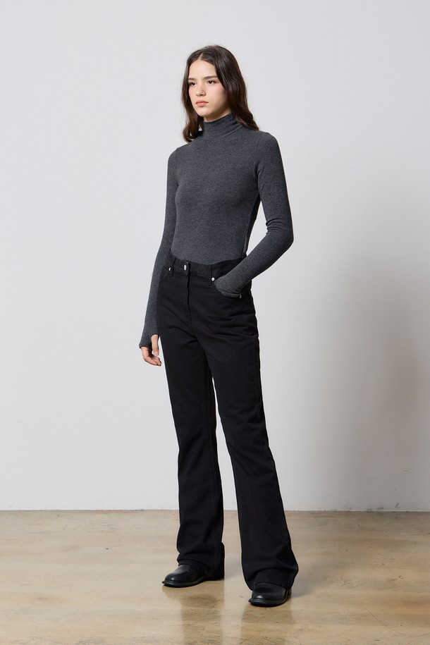 WARMER 앙고라 하이넥 탑 차콜 F5는 여성들을 위한 베이직 스타일의 하이넥 티셔츠입니다. 가을, 겨울철 일상에서 따뜻하게 착용할 수 있도록 보온성에 중점을 둔 디자인입니다. 프리미엄 앙고라 혼방 원단으로 제작되어 부드러운 촉감을 선사하며, 차콜 컬러의 무지 패턴으로 어떤 스타일에도 쉽게 매치할 수 있습니다. 레귤러핏과 긴 소매 기장으로 편안한 착용감을 제공하며, 클래식, 미니멀, 캐주얼 등 다양한 스타일을 연출하기 좋습니다.
