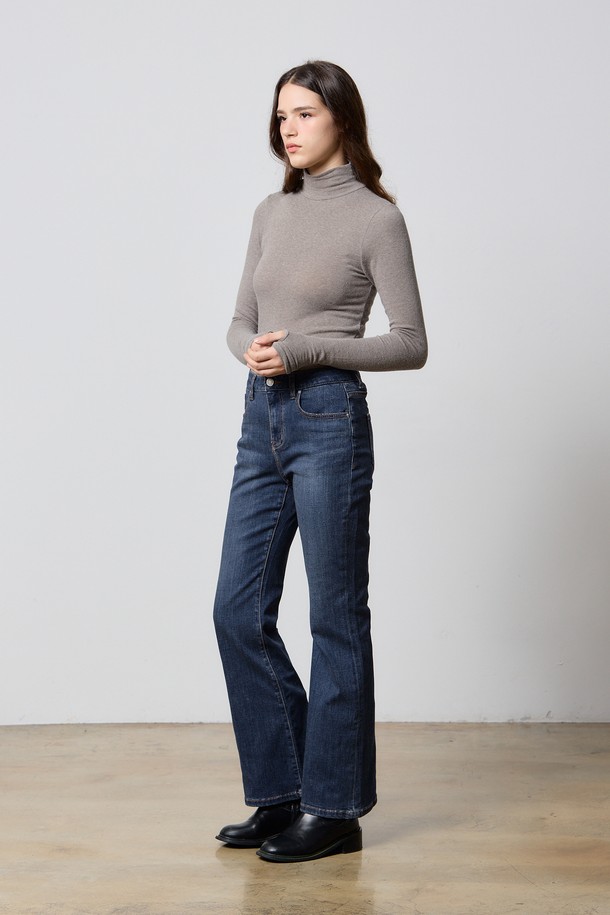 WARMER 앙고라 하이넥 탑 브라운 F5는 부드러운 촉감과 뛰어난 보온성을 자랑하는 여성용 티셔츠입니다. 프리미엄 앙고라 혼방 원단으로 제작되어 겨울철에도 따뜻하게 착용 가능하며, 베이직한 스타일로 다양한 스타일링에 활용할 수 있습니다. 앙고라, 면, 레이온, 아크릴, 스판덱스 등 다양한 소재가 혼방되어 편안한 착용감을 제공합니다. 무지 디자인에 터틀넥과 긴소매 디테일이 더해져 클래식하고 미니멀한 무드를 연출하며, 겨울 데일리룩과 모임룩에 모두 잘 어울립니다. 두꺼운 두께감으로 추운 날씨에도 따뜻하게 몸을 보호해 줍니다.
