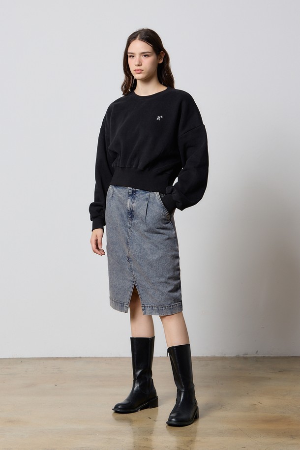 블랙 컬러의 스테디 크롭 스웨트셔츠 F5는 여성의 캐주얼하고 미니멀한 스타일을 완성해 줄 아이템입니다. 가을, 겨울 시즌에 적합하며, 베이직하고 편안한 무드를 연출합니다. 부드러운 촉감의 속기모 면 소재로 제작되어 포근함을 선사하며, 라운드넥과 긴소매 디자인으로 어떤 룩에도 쉽게 매치할 수 있습니다. 가슴 부분의 R+ 자수 디테일과 앞뒤 바디 다트 디테일이 돋보이며, 크롭 기장으로 트렌디함을 더했습니다. 데일리룩, 집콕룩, 산책룩 등 다양한 TPO에 활용할 수 있는 활용도 높은 스웨트셔츠입니다.
