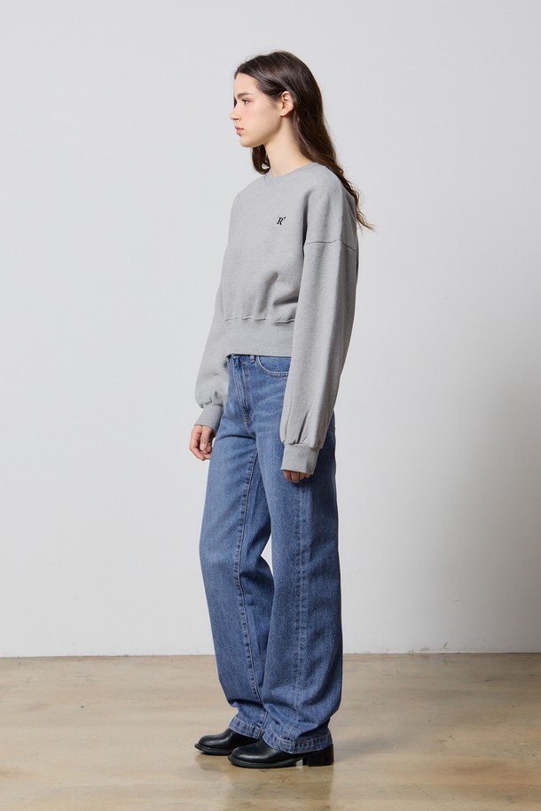 "STEADY CROP SWEATSHIRT GRAY F5"는 여성용 스웨트셔츠로, 가을과 겨울에 따뜻하게 입을 수 있는 제품입니다. 부드러운 면 소재에 기모 안감으로 포근한 착용감을 선사하며, 베이직하고 캐주얼한 스타일을 연출합니다. 크롭 기장과 라운드넥 디자인이 특징이며, 가슴 부분에는 R+ 자수 디테일이, 앞뒤에는 다트 디테일이 더해져 밋밋함을 덜었습니다. 일상, 집콕, 동네 마실룩과 같이 편안한 TPO에 안성맞춤이며, 캐주얼, 미니멀, 클래식 스타일을 즐겨 입는 분들께 추천합니다.
