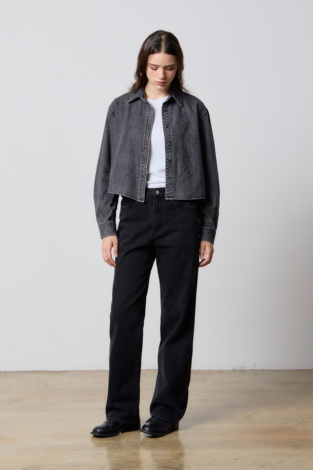 DENIM MINIMAL CROP SHIRT GREY F5 (데님 미니멀 크롭 셔츠 그레이 F5)는 워싱 그레이 컬러의 여성용 셔츠/블라우스입니다. 봄, 가을에 입기 좋으며, 미니멀한 스타일을 연출할 수 있습니다. 데님과 면 혼방 소재로 제작되었으며, 무지 패턴에 크롭 기장과 차이나 칼라 디자인이 특징입니다. 뻣뻣한 촉감의 긴 소매 셔츠로, 셔츠 또는 아우터로 활용 가능하며, 데이트룩, 카페룩, 쇼핑룩에 매치하기 좋습니다. 원 사이즈로 출시되었습니다.
