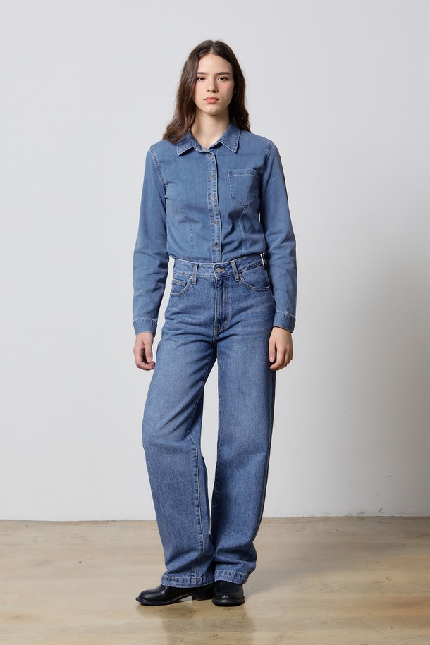 세컨레터 콜라보레이션 데님 컬렉션의 DENIM BASIC ONE POCKET SHIRT BLUE F5입니다. 부드러운 촉감의 데님 소재에 면, 폴리우레탄을 혼방하여 편안한 착용감을 선사합니다. 베이직 핏과 레귤러 기장으로 다양한 스타일 연출이 가능하며, 왼쪽 가슴 포켓 디테일이 돋보입니다. 캐주얼, 미니멀, 클래식 스타일을 즐기시는 여성분들께 추천하며, 데이트룩, 쇼핑룩에 매치하기 좋습니다. 신축성이 있어 활동성이 뛰어나며, 봄, 가을 시즌에 활용하기 좋은 긴소매 셔츠입니다.
