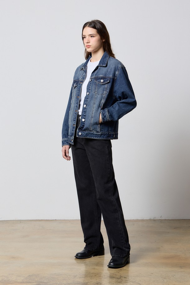 인디고 컬러의 데님 클래식 트러커 재킷 F5입니다. 부드러운 촉감의 데님 소재로 제작되었으며, 봄, 가을에 착용하기 좋습니다. 캐주얼, 미니멀, 클래식 스타일을 모두 소화하며, 데이트룩이나 쇼핑룩에 매치하기 좋은 아이템입니다. 루즈핏 크롭 기장으로 트렌디함을 더했으며, 빈티지 워싱 디테일이 돋보입니다. 버튼 여밈 방식과 긴 소매 디자인으로 편안하게 착용할 수 있습니다.
