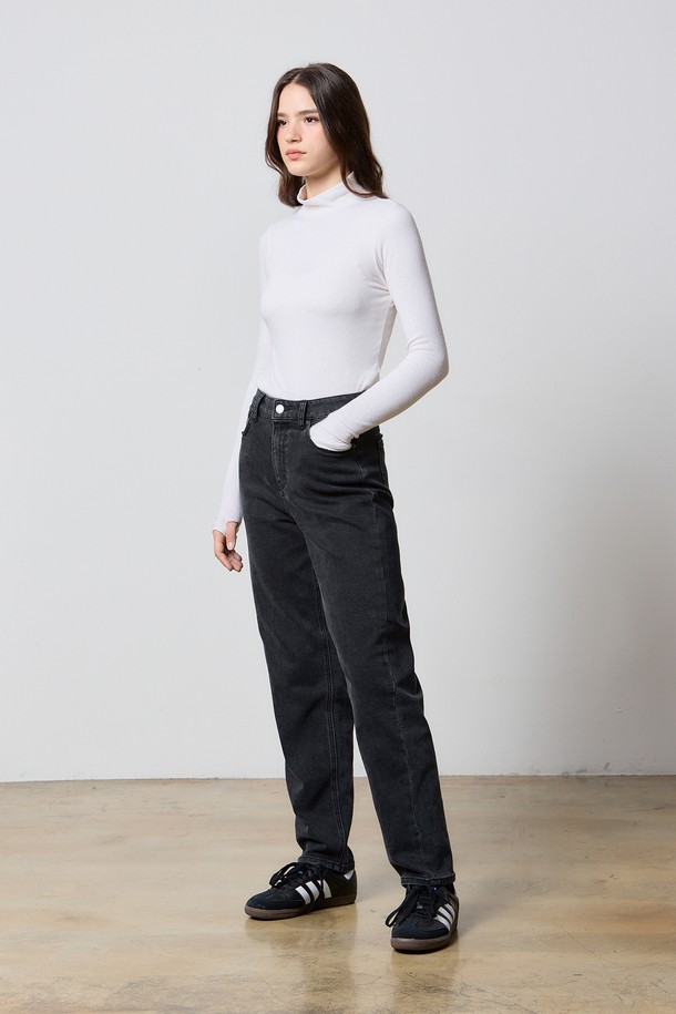 블랙 색상의 데님 나핑 테이퍼드 팬츠입니다. 가을과 겨울에 착용하기 좋은 두꺼운 두께감의 데님 소재로 제작되었으며, 부드러운 촉감과 기모 안감으로 편안한 착용감을 선사합니다. 캐주얼, 미니멀, 클래식 스타일을 모두 아우르는 디자인으로, 일상에서 폭넓게 활용할 수 있습니다. 레귤러 핏의 테이퍼드 실루엣이 다리 라인을 슬림하게 연출하며, 나핑 가공으로 은은한 멋을 더했습니다. 남성 고객을 위한 데님 팬츠로, 어떤 상의와도 쉽게 매치하여 훌륭한 스타일을 완성할 수 있습니다.
