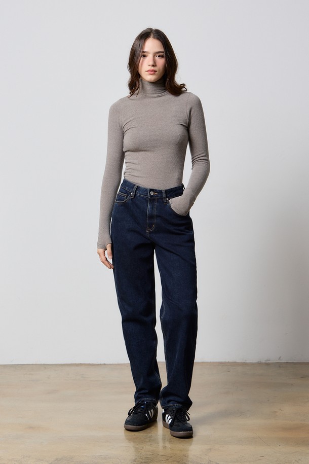 **데님 나핑 테이퍼드 팬츠 인디고 W5**는 남성용 데님 팬츠입니다. 짙은 인디고 컬러의 무지 디자인으로, 가을, 겨울 시즌에 어울리는 두꺼운 두께감과 부드러운 촉감을 자랑합니다. 일상 캐주얼 스타일을 위한 레귤러핏 테이퍼드 핏으로, 나핑 가공 처리를 하여 더욱 편안한 착용감을 선사합니다. 미니멀, 클래식 스타일을 선호하는 분들께 추천하는 아이템입니다.
