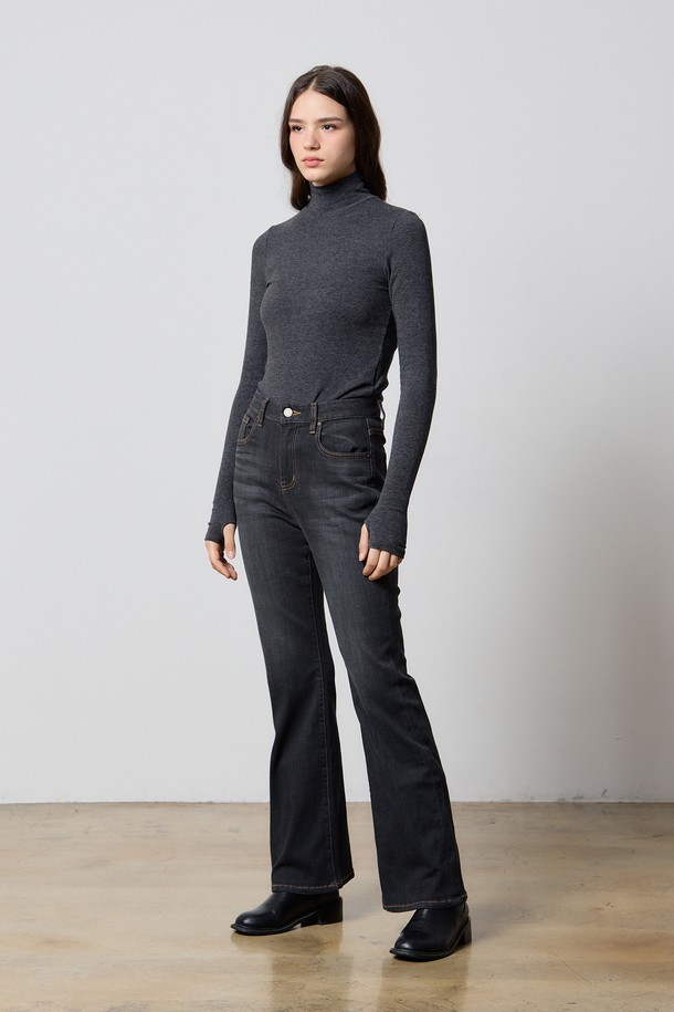 모던한 스타일의 여성 데님 부츠컷 모달 팬츠입니다. 블랙 컬러에 레귤러 핏으로, 일상에서 편안하게 착용하기 좋습니다. 모달과 데님 혼방 소재로 제작되어 부드러운 착용감을 선사합니다. 사계절 내내 활용 가능한 중간 두께의 무지 디자인이며, 미니멀, 클래식, 캐주얼 등 다양한 스타일 연출에 활용할 수 있습니다. 밴딩이 없어 깔끔한 실루엣을 강조합니다.
