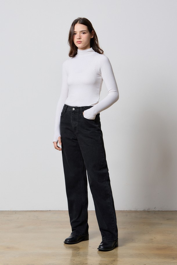 블랙 컬러의 데님 롱 스트레이트 팬츠 W5입니다. 캐주얼, 미니멀, 클래식 스타일을 아우르는 디자인으로, 봄, 가을, 겨울 세 계절 모두 활용 가능합니다. 두꺼운 두께감의 데님 소재로 제작되어 뻣뻣한 촉감을 주며, 레귤러 핏으로 편안하게 착용할 수 있습니다. 무지 디자인에 워싱 가공을 더해 빈티지한 멋을 살렸습니다. 일상에서 폭넓게 활용하기 좋은 데님 팬츠입니다.
