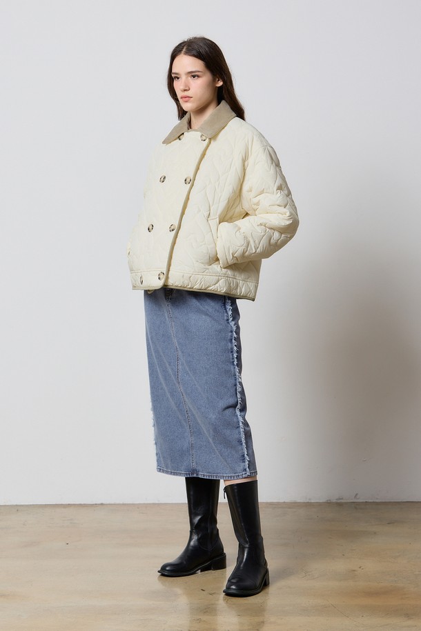 HEART QUILTING DOUBLE JACKET IVORY W5(하트 퀄팅 더블 재킷 아이보리 W5)는 여성용 아우터로, 가을과 겨울에 착용하기 좋은 두꺼운 두께감의 숏패딩입니다. 아이보리 색상의 퀄팅 디테일이 돋보이며, 더블 버튼 여밈 방식과 오버핏 디자인으로 캐주얼하면서도 베이직한 스타일을 연출합니다. 크롭 기장과 긴 소매가 특징이며, 클래식과 미니멀한 무드를 더해줍니다. 일상생활에서 폭넓게 활용할 수 있는 아이템입니다.
