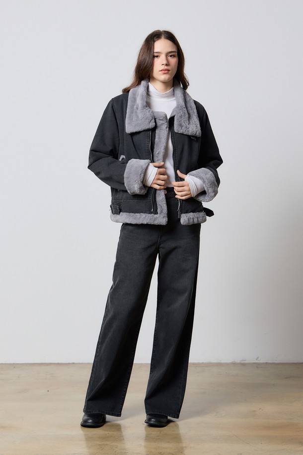 블랙 데님과 밍크 퍼의 조화가 돋보이는 데님 퍼 재킷입니다. 캐주얼, 스트릿 스타일을 즐기는 여성분들을 위한 아이템으로, 가을과 겨울 시즌에 따뜻하고 스타일리시하게 연출할 수 있습니다. 부드러운 촉감의 밍크 퍼는 고급스러움을 더하고, 크롭 기장과 레귤러핏으로 트렌디한 실루엣을 연출합니다. 집업 스타일의 여밈 방식과 긴 소매 기장으로 편안함과 보온성을 동시에 갖췄습니다. 무지 디자인으로 어떤 옷에도 쉽게 매치하여 데일리룩을 완성할 수 있습니다.
