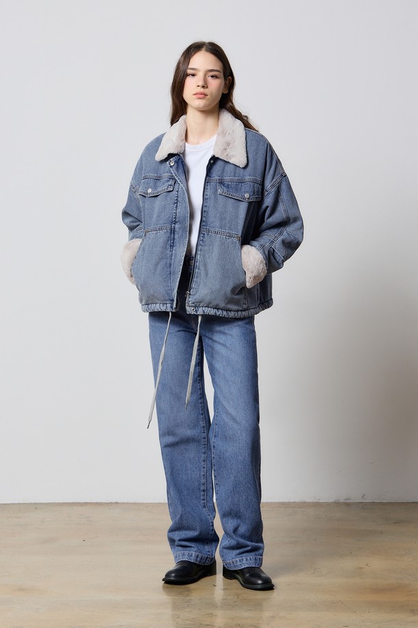 **데님 턱 슬리브 페이크 퍼 재킷 인디고 W5**는 캐주얼한 무드의 여성용 데님 재킷입니다. 인디고와 핑크 두 가지 컬러로 출시되었으며, 가을과 겨울에 따뜻하게 착용할 수 있습니다. 오버핏 디자인에 긴 소매 기장, 퍼 카라와 퍼 안감으로 보온성을 높였으며, 크롭 기장으로 스타일리시함을 더했습니다. 데이트룩과 모임룩에 어울리는 아이템으로, 미니멀, 캐주얼, 클래식 스타일을 즐겨 입는 분들께 추천합니다. 버튼 여밈 방식의 두꺼운 페이크 퍼 재킷으로, 데님 소재 특유의 견고함과 페이크 퍼의 부드러운 촉감을 동시에 느낄 수 있습니다.
