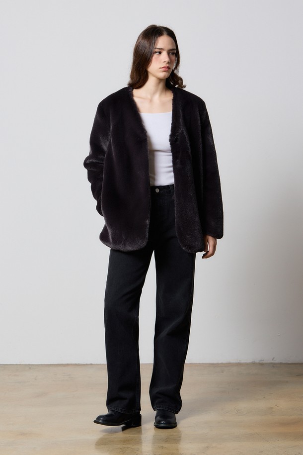 차콜 색상의 FAKE FUR COLLARLESS MINIMAL COAT CHARCOAL W5는 미니멀한 스타일을 추구하는 여성 고객을 위한 크롭 기장의 노카라 코트입니다. 부드러운 촉감의 페이크 퍼 소재로 제작되어 가을, 겨울 시즌에 따뜻함을 선사합니다. 루즈핏으로 편안한 착용감을 제공하며, 긴 소매 디자인으로 포근함을 더했습니다. 무지 패턴으로 어떤 코디에도 잘 어울리는 활용도 높은 아이템입니다. 일상에서 세련된 스타일을 연출해보세요.
