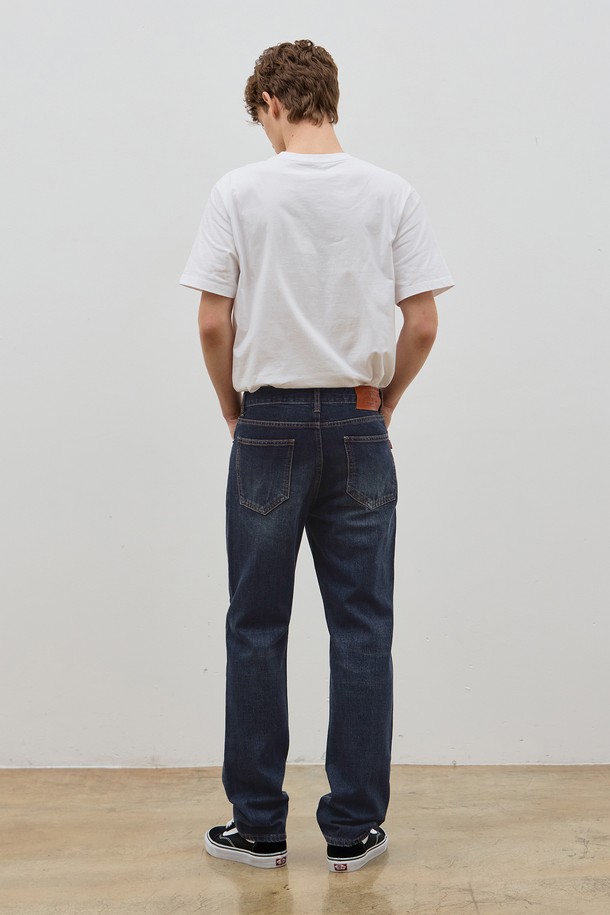 **데님 컴포트 핏 팬츠 D 인디고 C5**

남성용 데님 팬츠로, 사계절 모두 활용 가능한 제품입니다. 인디고 컬러의 무지 디자인에 '바이오 스톤 워싱'과 '캣 브러쉬 워싱' 기법을 더해 빈티지한 멋을 살렸습니다. NON-SPAN 데님 소재로 제작되었으며, 스트레이트 핏과 컴포트 핏을 결합하여 편안한 착용감을 제공합니다. 캐주얼, 클래식, 미니멀 스타일 모두 소화 가능하며, 데이트룩 연출에도 적합합니다. 내추럴 실루엣을 강조하여 자연스러운 핏을 선사합니다.
