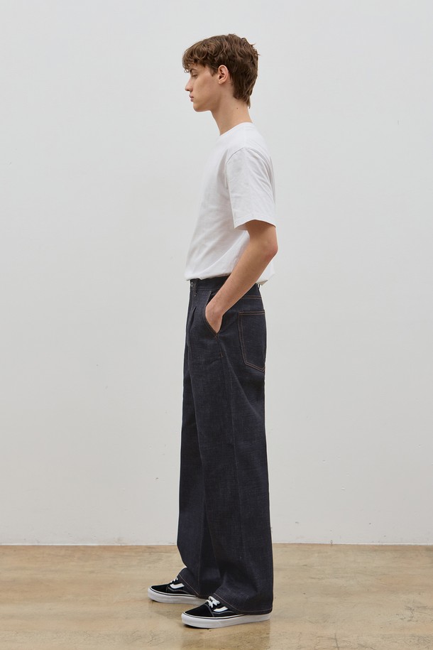 데님 셀비지 와이드 원턱 팬츠 인디고 C5는 남성 고객을 위해 디자인된 데님 팬츠입니다. 클래식과 캐주얼 스타일을 아우르는 이 바지는 사계절 내내 착용 가능하며, 릴랙스 핏으로 편안함을 제공합니다. 프리미엄 데님 원단으로 제작되어 자연스러운 촉감과 신축성을 자랑하며, 와이드 레그 디자인에 원턱 디테일로 포인트를 더했습니다. 셀비지 마감 처리를 통해 고급스러움을 더했으며, 데이트룩이나 쇼핑룩에 적합한 아이템입니다.
