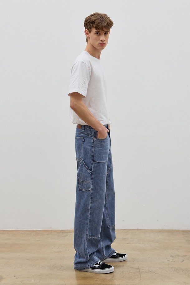 데님 더블 무릎 카펜터 와이드 팬츠 M 블루 C5는 일상, 동네 마실, 여행 등 다양한 TPO에 활용하기 좋은 남성용 와이드 핏 데님 카펜터 팬츠입니다. 캐주얼, 스트리트, 워크웨어 스타일을 아우르는 디자인으로, 봄, 여름, 가을 계절에 착용하기 적합합니다. 뻣뻣한 촉감의 데님과 면 혼방 소재로 제작되었으며, 넉넉한 루즈핏과 긴 기장으로 편안한 착용감을 선사합니다. 더블 무릎 디테일과 카펜터 스타일의 디자인 요소가 특징이며, 무지 패턴으로 어떤 상의와도 쉽게 매치할 수 있습니다.
