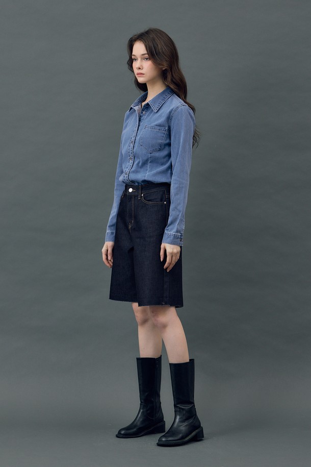 데님 엣지 컷 이너 체크 쇼츠 인디고 R5는 여성의 캐주얼 스타일을 위한 데님 숏팬츠입니다. 봄, 여름 시즌에 어울리는 이 쇼츠는 레귤러핏으로, 인디고 컬러의 데님 소재와 면 혼방으로 제작되었습니다. 내부 체크 패턴 블로킹과 밑단 엣지 커팅 디테일이 특징이며, 스트레치 데님 원단을 사용하여 편안한 착용감을 제공합니다. 데이트룩, 쇼핑룩, 여행룩 등 다양한 TPO에 매치하기 좋으며, 캐주얼, 미니멀, 클래식 스타일을 연출할 수 있습니다. 세컨 레터 콜라보레이션 데님 컬렉션의 일부로, 개성 있는 룩을 완성해 보세요.
