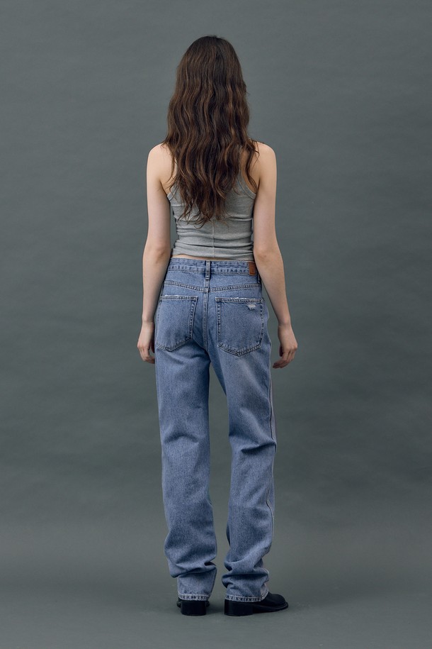 **데님 클래식 스트레이트 롱 팬츠 블루 R5**

클래식하고 베이직한 스타일의 여성 데님 팬츠입니다. 봄, 가을에 적합하며, 뻣뻣한 촉감의 두꺼운 데님 소재로 제작되었습니다. 논스판 소재로, 클래식한 실루엣의 스트레이트핏 긴 바지입니다. 일상, 쇼핑, 카페 등 다양한 TPO에 데일리룩으로 활용하기 좋습니다. 미니멀하고 캐주얼한 스타일을 연출해보세요.
