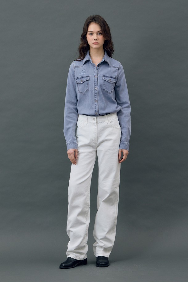 데님 클래식 스트레이트 롱 팬츠 화이트 R5는 세컨레터 콜라보레이션 데님 컬렉션으로, 여성 고객을 위한 데일리 아이템입니다. 봄, 여름, 가을 모든 계절에 활용 가능하며, 베이직하고 클래식한 스타일을 연출할 수 있습니다. 논스판 소재로 제작되어 탄탄하고 균형 잡힌 실루엣을 자랑하며, 쇼핑룩이나 카페룩에 매치하기 좋습니다. 미니멀, 클래식, 캐주얼 등 다양한 스타일을 소화할 수 있는 활용도 높은 화이트 컬러의 긴 바지입니다.
