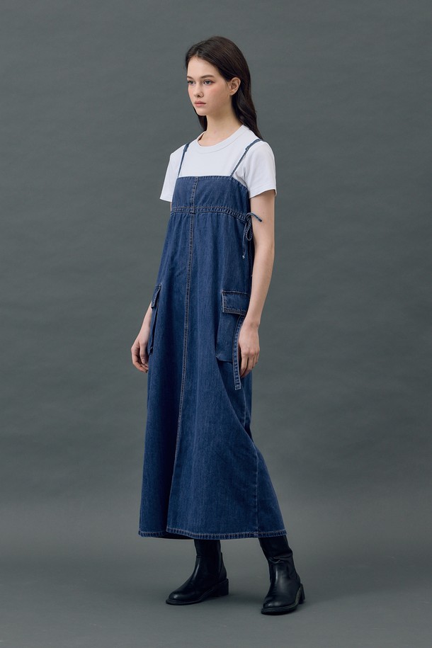 **데님 민소매 포켓 롱 드레스 인디고 R5**

캐주얼하고 베이직한 스타일의 여성 데님 원피스입니다. 인디고 컬러의 데님 소재로 제작되어 봄, 여름, 가을 다용도로 활용 가능합니다. A라인 핏의 맥시 기장으로 편안하면서도 여성스러운 실루엣을 연출합니다. 민소매 디자인과 중간 두께감으로 간절기에도 부담 없이 착용할 수 있으며, 카고 포켓 디테일과 사이드 포켓, 스트링 디자인으로 실용성을 더했습니다. 동네 마실룩, 여행룩, 봄 소풍룩 등 다양한 TPO에 어울리는 아이템입니다.
