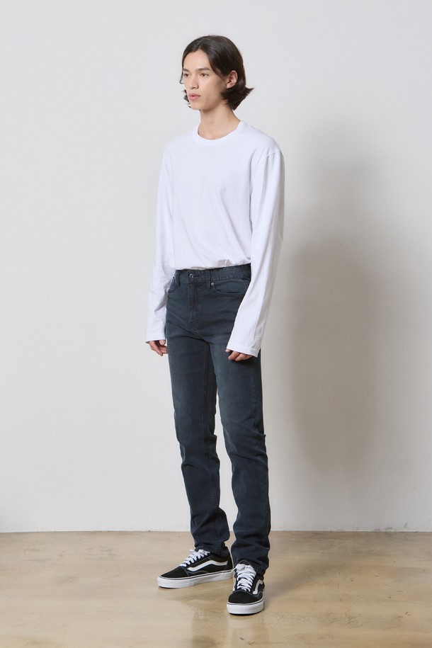 **데님 릴렉스드 슬림 테이퍼드 팬츠 다크 그레이 K5**는 부드러운 촉감과 편안한 릴렉스 핏을 제공하는 남성용 데님 팬츠입니다. 캣브러쉬 가공과 소프트너 처리를 통해 자연스러운 워싱과 부드러움을 더했습니다. XCORK 콜라보레이션으로 디자인의 완성도를 높였으며, 사계절 내내 활용 가능한 두께감으로 실용성을 갖췄습니다. 캐주얼, 미니멀, 클래식 스타일을 아우르며, 데이트룩과 쇼핑룩에 적합한 아이템입니다. 다크 그레이 컬러의 무지 디자인으로 어떤 상의와도 쉽게 매치할 수 있습니다.
