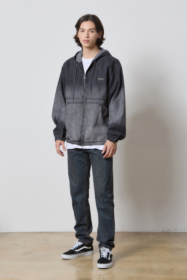 **데님 틴 컬러 셀비지 빈티지 팬츠 인디고 K5**는 남성 고객을 위한 데님 팬츠입니다. 사계절 모두 착용 가능하며, 빈티지하고 베이직한 스타일을 연출합니다. 인디고 컬러의 무지 디자인에 레귤러핏으로 제작되었으며, 뻣뻣한 촉감의 데님과 면 혼방 소재를 사용했습니다. 셀비지 디테일과 빈티지 워싱이 특징이며, 턴업 스타일링도 가능합니다. 데이트룩, 쇼핑룩 등 다양한 TPO에 클래식, 미니멀, 캐주얼 스타일로 코디하기 좋습니다.
