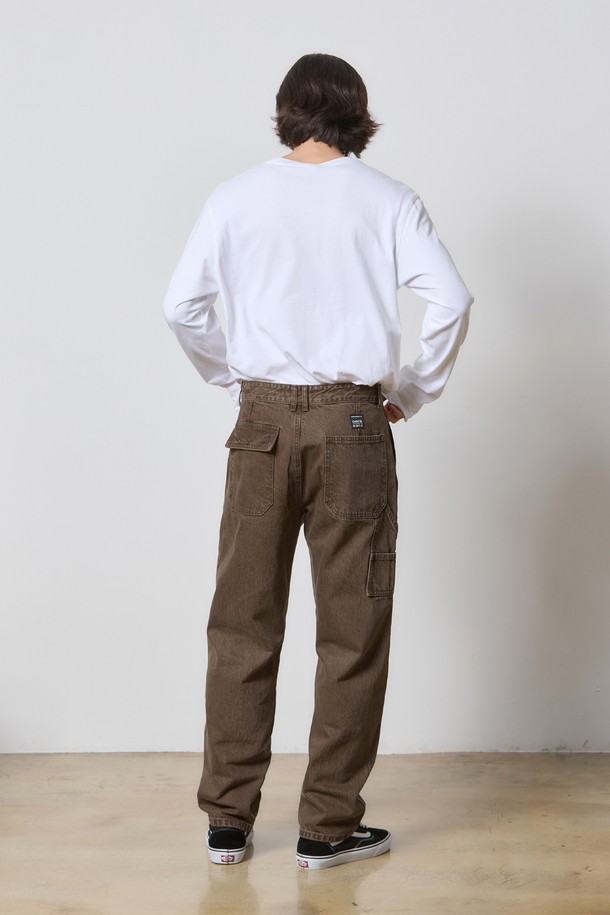 데님 워크 웨어 와이드 팬츠 브라운 K5는 워크웨어와 캐주얼 스타일을 모두 만족시키는 남성용 데님 팬츠입니다. 짙은 브라운 컬러와 긴 기장으로, 봄, 가을 시즌에 특히 적합하며, 뻣뻣한 데님 소재와 두꺼운 두께감으로 튼튼한 착용감을 선사합니다. 와이드 핏으로 편안함을 더하고, K5 포켓을 비롯한 다양한 포켓 디테일이 특징입니다. 가을 나들이룩이나 겨울 데일리룩에 워크웨어, 캐주얼, 클래식 스타일로 폭넓게 활용할 수 있습니다.
