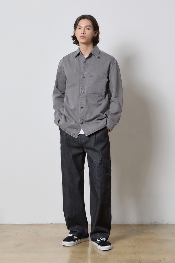 **데님 셀비지 사이드 포켓 팬츠 인디고 K5**는 캐주얼, 미니멀, 클래식 스타일을 모두 아우르는 데님 팬츠입니다. 사계절 용도로, 데이트룩과 쇼핑룩에 적합하며, 와이드 핏으로 편안한 착용감을 선사합니다. 셀비지 디테일과 사이드 포켓, 원턱 디테일이 특징이며, 인디고 컬러의 무지 디자인으로 다양한 상의와 매치하기 용이합니다. 데님, 면, 폴리우레탄 혼방 소재로 제작되어 내구성과 활동성을 모두 갖춘 긴바지입니다.
