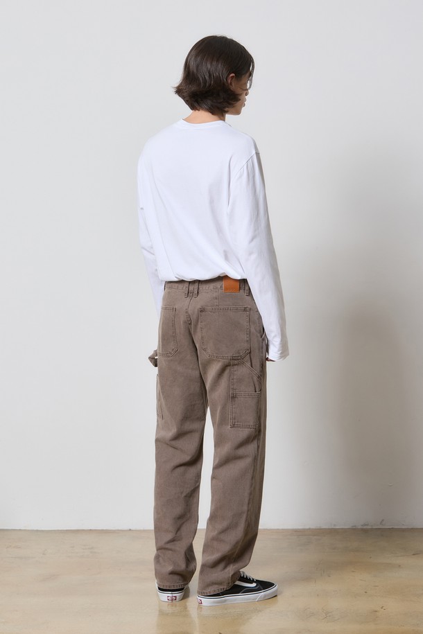 데님 카펜터 팬츠 브라운 K5는 남성용 카펜터 팬츠입니다. 봄, 가을에 착용하기 좋으며, 캐주얼 및 스트릿 스타일을 연출할 수 있습니다. 브라운 컬러의 무지 디자인으로, 와이드 핏과 뻣뻣한 데님 및 면 혼방 소재 특유의 묵직한 촉감이 특징입니다. 워크웨어 스타일의 카펜터 디테일이 돋보이며, 일상 또는 캠핑룩에 활용하기 좋습니다. 루즈핏으로 편안하게 착용 가능합니다.
