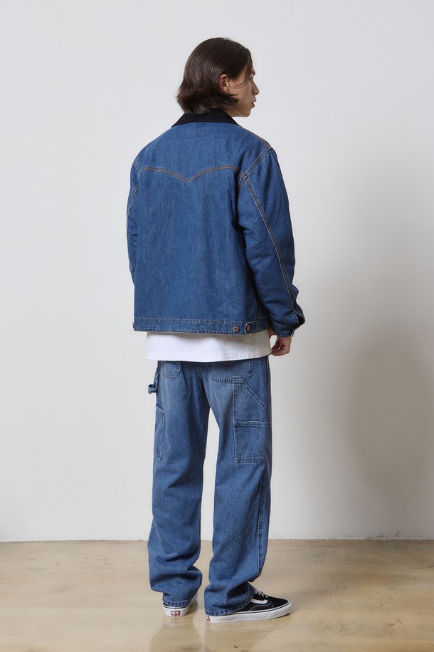 **데님 카펜터 팬츠 인디고 K5**는 캐주얼, 스트릿, 워크웨어 무드를 아우르는 남성용 카펜터 팬츠입니다. 봄, 가을에 적합하며, 뻣뻣한 촉감의 데님 소재로 제작되어 튼튼한 내구성을 자랑합니다. 인디고 컬러의 무지 디자인에 와이드 핏과 루즈핏으로 편안하면서도 스타일리시한 실루엣을 연출합니다. 카펜터 스타일 디테일과 워크웨어 디자인이 더해져 개성 있는 스타일을 완성하며, 동네 마실룩, 여행룩, 가을 나들이룩 등 다양한 TPO에 활용하기 좋습니다.
