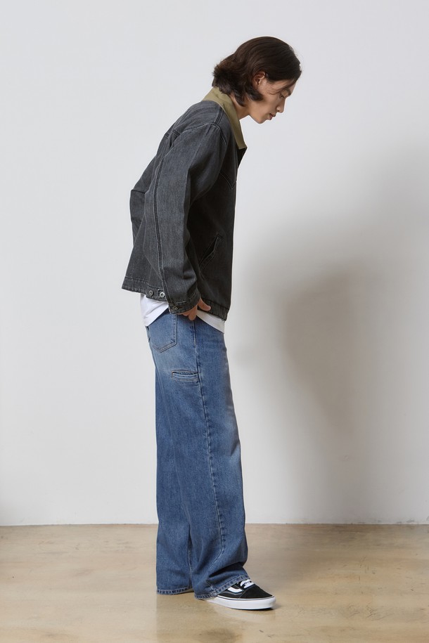 데님 사이드 립 포켓 와이드 팬츠 M 블루 K5는 캐주얼, 스트릿, 미니멀 스타일을 모두 아우르는 남성용 데님 팬츠입니다. 봄, 가을에 어울리는 중간 두께감의 루즈핏 와이드 레그 디자인으로, 뻣뻣한 촉감의 데님 소재와 무지 패턴이 특징입니다. 사이드 포켓 디테일과 빈티지 워싱, 브러쉬 바이오스톤 워싱을 더해 독특한 매력을 선사하며, 코르크 콜라보레이션으로 포인트를 더했습니다. 동네 마실룩이나 가을 나들이룩에 편안하면서도 스타일리시하게 연출하기 좋습니다.
