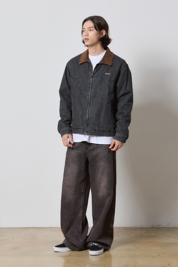 **데님 사이드 포인트 라인 와이드 팬츠 브라운 K5**

가을, 겨울에 어울리는 남성용 데님 팬츠입니다. 브라운 컬러의 무지 디자인으로, 캐주얼, 미니멀, 클래식 스타일을 연출하기 좋습니다. 와이드핏으로 편안함을 주고, 무릎 다트와 사이드 포인트 라인 디테일이 돋보이는 제품입니다. 데님과 면 혼방 소재로 제작되어 넉넉한 기장감을 자랑합니다. 가을 나들이룩이나 겨울 데일리룩에 활용하기 좋은 아이템입니다.
