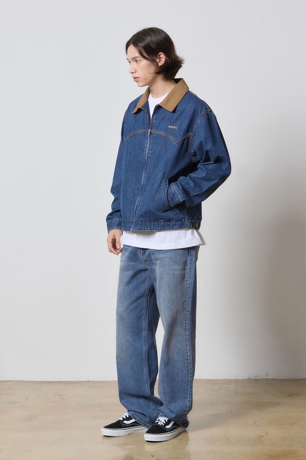 **데님 릴렉스드 스트레이트 팬츠 미디엄 블루 K5**

남성용 데님 팬츠로, 캐주얼하고 베이직한 스타일을 연출하기 좋습니다. 중간 두께의 데님 소재에 릴랙스핏과 스트레이트 핏을 적용하여 편안한 착용감을 제공합니다. 미디엄 블루 컬러와 빈티지 워싱, 브러쉬 디테일이 더해져 자연스러운 멋을 살렸습니다. 봄, 가을에 입기 적합하며, 뻣뻣한 촉감이 특징입니다. 일상생활에서 편안하게 착용할 수 있는 데님 팬츠입니다.
