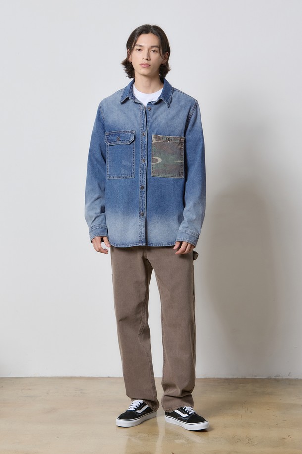 데님 그라데이션 카무플라쥬 셔츠 인디고 K5는 캐주얼 및 스트릿 스타일을 즐기는 남성을 위한 루즈핏 셔츠입니다. 봄, 가을 시즌에 적합하며, 두꺼운 데님 소재로 제작되어 뻣뻣한 촉감을 선사합니다. 차이나칼라 디자인에 인디고 컬러, 그라데이션 워싱과 블리치 워싱, 카모플라쥬 패턴의 포켓 디테일이 특징입니다. 소매 커프스 안쪽에도 카모플라쥬 패턴을 적용하여 포인트를 주었으며, 데이트룩, 여행룩, 미니멀 무드 연출에도 용이합니다. 긴 소매 기장과 넉넉한 핏으로 편안함과 스타일을 동시에 잡았습니다.
