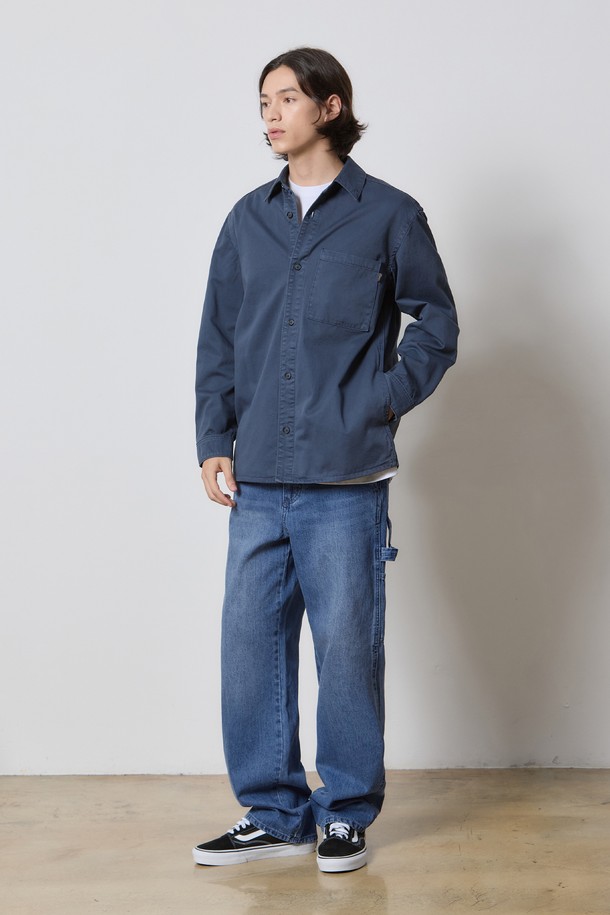 **데님 가먼트 다잉 포켓 셔츠 네이비 K5**는 베이직하고 캐주얼한 스타일의 남성 데님 셔츠입니다. 봄, 가을에 착용하기 좋으며, 일상과 데이트룩, 카페룩에 모두 잘 어울립니다. 릴랙스핏으로 편안한 착용감을 제공하며, 차이나 칼라와 톤 다운된 네이비 컬러가 특징입니다. 바이오 워싱 처리와 가먼트 다잉 기법으로 빈티지한 색감과 부드러운 촉감을 선사합니다. 원포켓 디자인의 긴소매 셔츠로, 미니멀하고 클래식한 스타일을 연출하기에 좋습니다.
