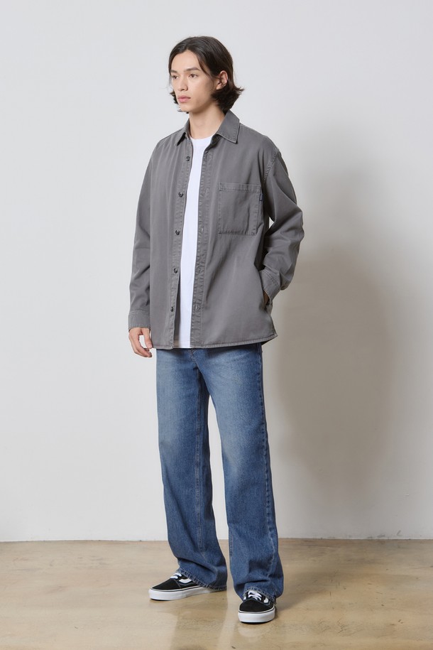 DENIM GARMENT DYEING POCKET SHIRTS GREY K5 (데님 가먼트 다잉 포켓 셔츠 그레이 K5)는 캐주얼과 클래식 스타일을 아우르는 데님 셔츠입니다. 바이오 워싱 가공과 가먼트 다잉 처리로 빈티지한 그레이 컬러를 연출하여, 은은한 멋을 더합니다. 면과 데님 혼방 소재로 제작되어 부드러운 촉감을 제공하며, 차이나 칼라와 릴랙스 핏으로 편안한 착용감을 선사합니다. 데이트룩, 카페룩 등 다양한 TPO에 활용 가능하며, 일상에서 스타일리시하게 연출하기 좋은 아이템입니다. 싱글 포켓 디자인으로 실용성을 더했습니다.
