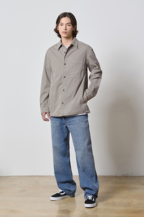 데님 가먼트 다잉 포켓 셔츠 베이지 K5는 남성용 셔츠입니다. 베이직하고 캐주얼한 스타일의 릴랙스 핏으로, 봄, 가을에 착용하기 좋습니다. 면과 데님 혼방 소재로 제작되었으며, 바이오 워싱 처리와 가먼트 다잉 기법을 통해 빈티지한 컬러감을 살렸습니다. 차이나 칼라에 긴 소매, 원포켓 디자인으로 실용성을 더했으며, 동네 마실룩이나 카페룩에 잘 어울립니다. 캐주얼, 클래식, 미니멀 스타일을 선호하는 분들께 추천합니다.
